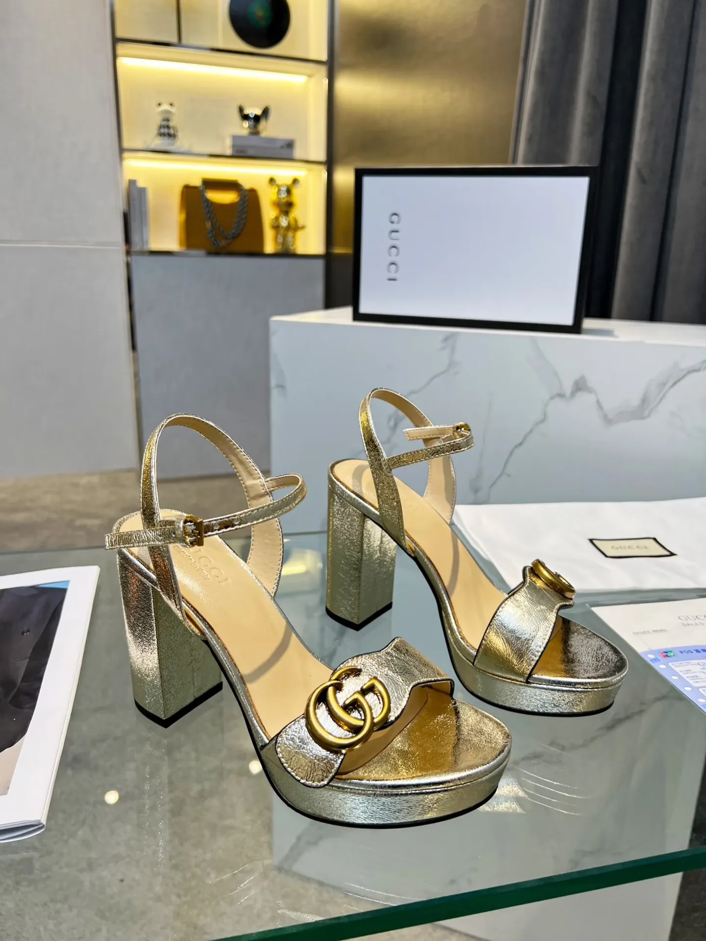 👟👟Ex-factory price 360👟👟 Gucci (GUCCI) official website 1:1 exquisite bronze buckle new summer one-line sandals. The workmanship is great and reassuring. The leather is shiny and tough. Comfortable and super comfortable to walk. It is recommended to meet the actual needs of the public and is easy to control. Fabric: first-layer cowhide. Lining/foot: sheepskin. Rubber outsole. Heel height: 10cm, waterproof platform 2.5cm. Color: gold, light gold, black, white, red. Size: 35-39 (sizes 34, 40, 41 need to be customized). Comes with receipt.